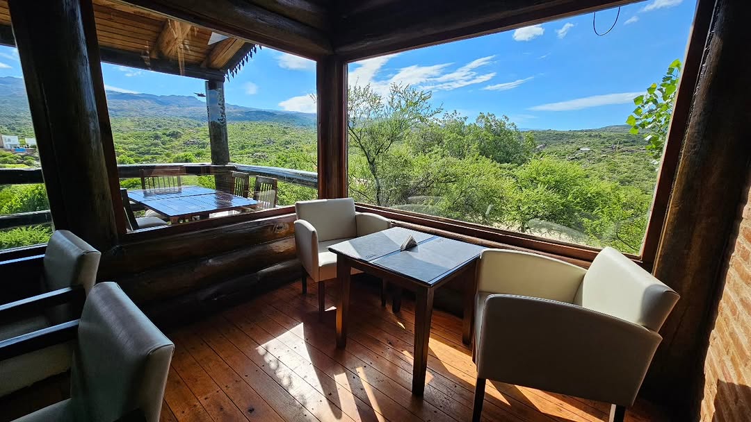 Galería con mesa y vista a las sierras