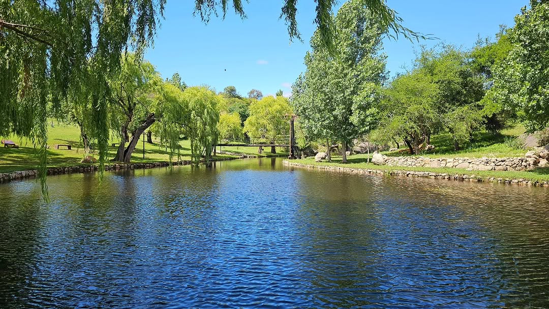 El río propio del resort, entre sauces y sierras