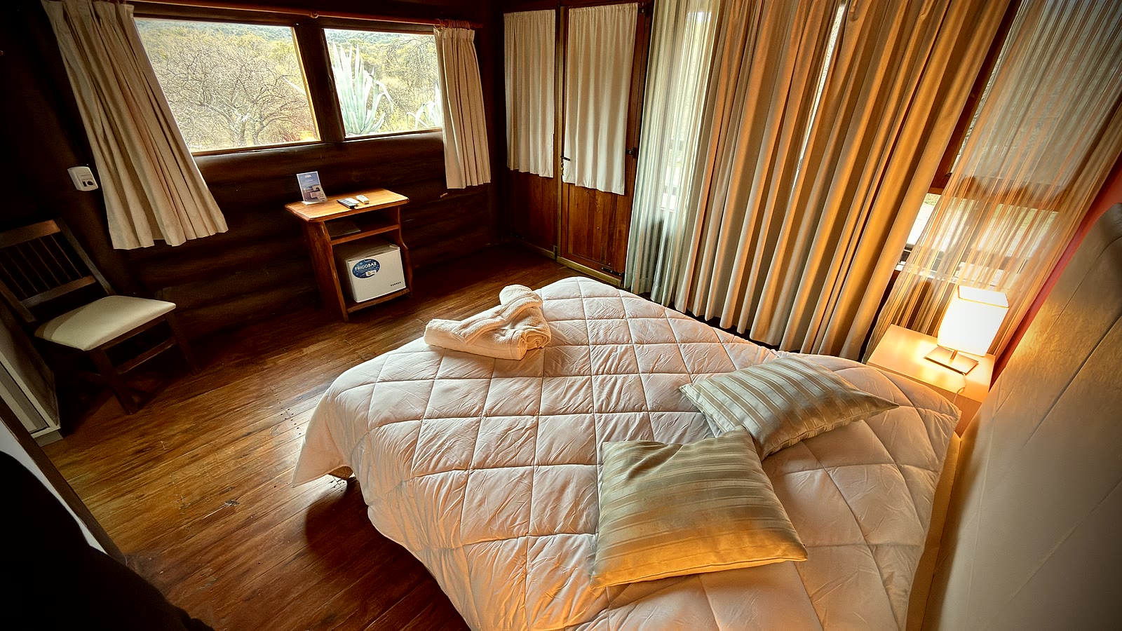 Habitación del hotel, en madera, con ventanales a las sierras