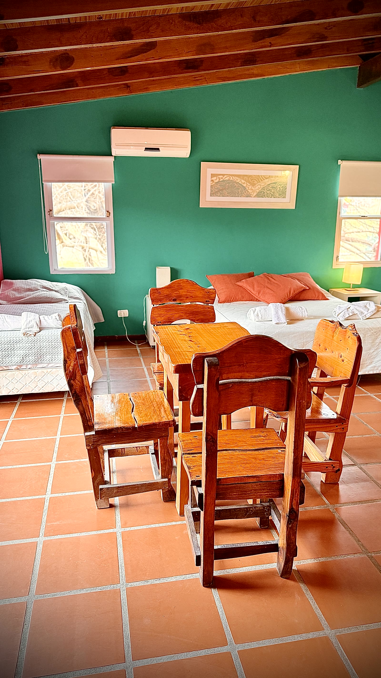 Una habitación del Petit Hotel, cálida y tranquila