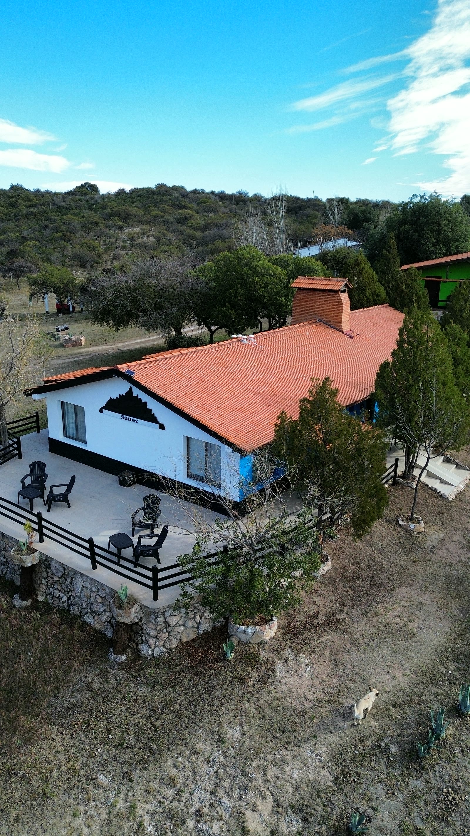 Las suites vistas desde arriba, entre los árboles del predio
